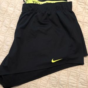 Black 3x women’s shorts, 5”